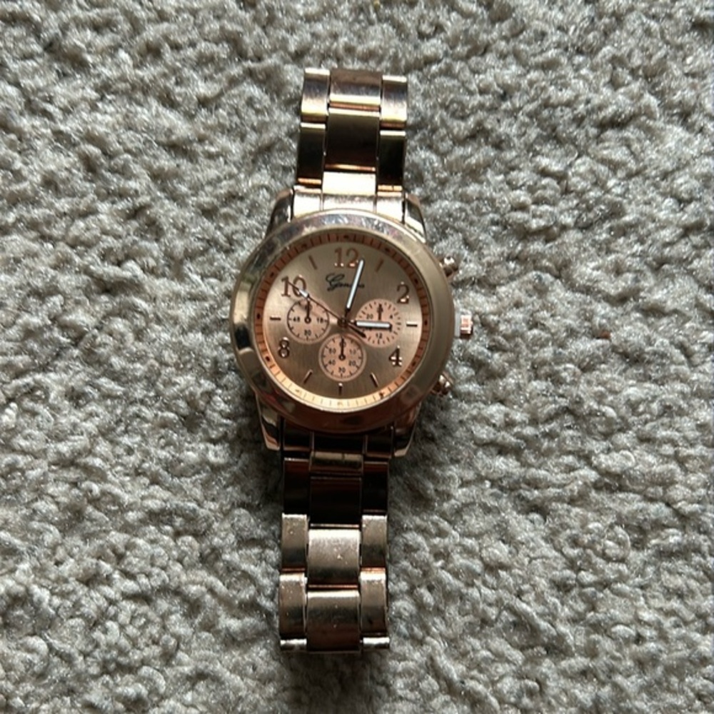 Geneva women’s rose gold plated wristwatch fits a‎ medium sized wrist